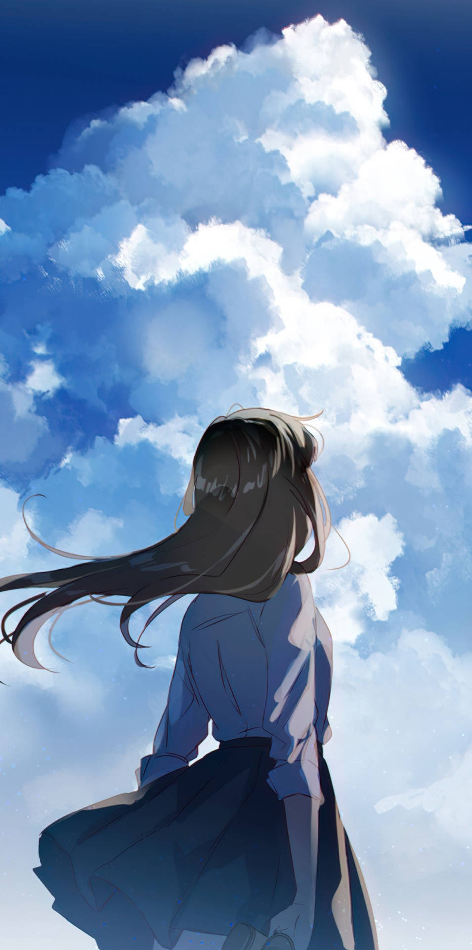 長髮動漫女孩仰望明亮的藍天，有蓬鬆的白雲。