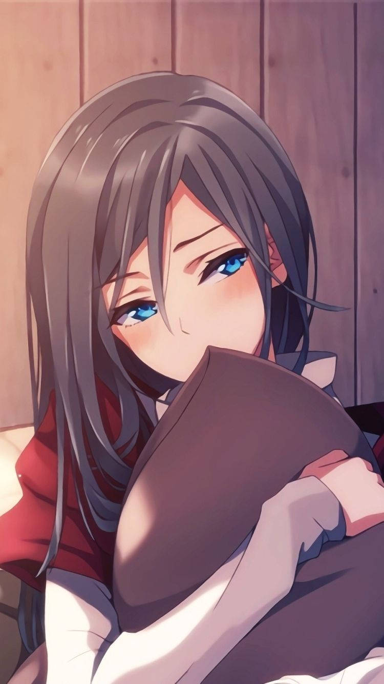 灰色頭髮、藍色眼睛的動漫女孩在室內抱著枕頭。