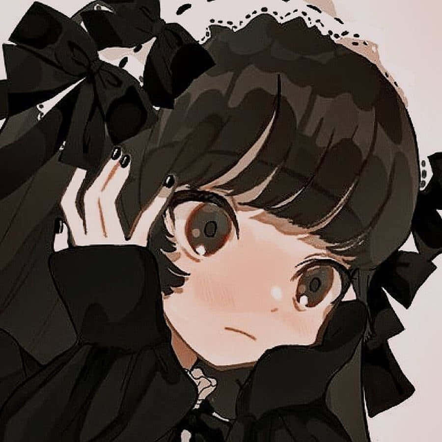 深色頭髮和蝴蝶結的動漫女孩在黑色服裝中看起來惱火。
