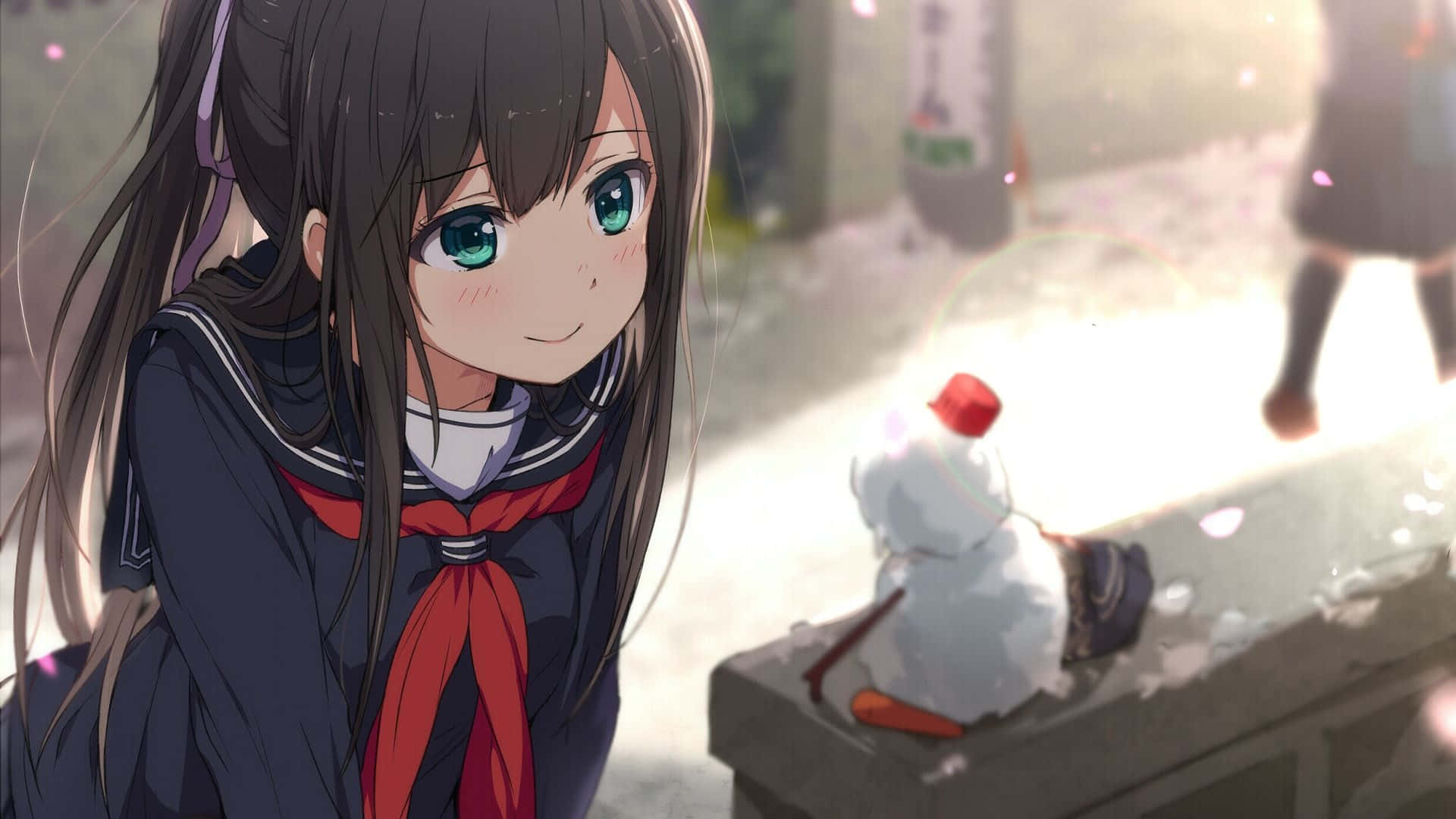 動漫少女探索活力城市 壁紙 — 一個穿著水手服的開朗動漫女孩在雪地場景中微笑，旁邊有一個小雪人。