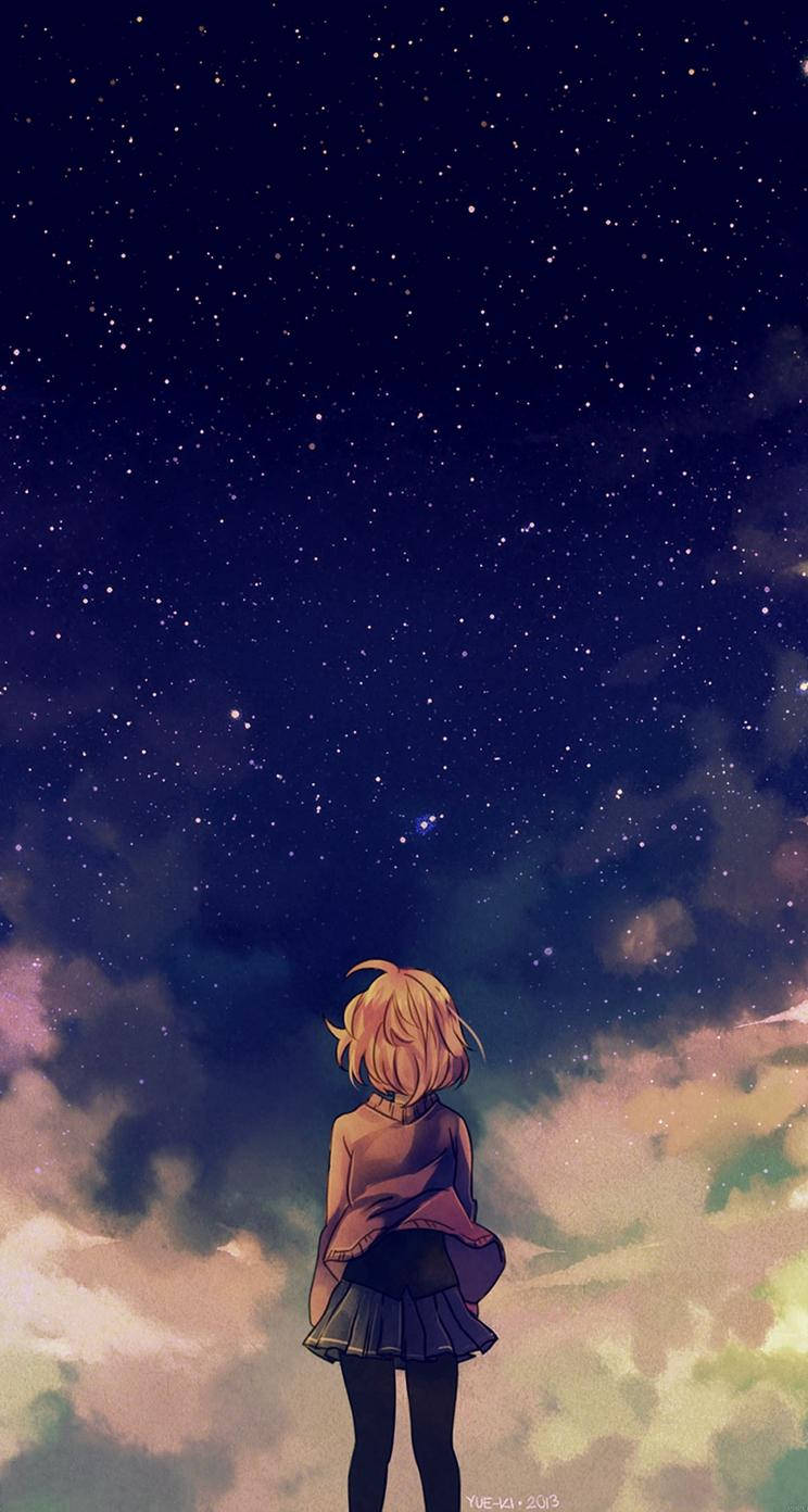 動漫少女星夜 iPhone SE 壁紙 — 一個孤獨的金髮動漫女孩抬頭仰望廣闊的星空，滿天閃爍的星星和色彩繽紛的雲朵。