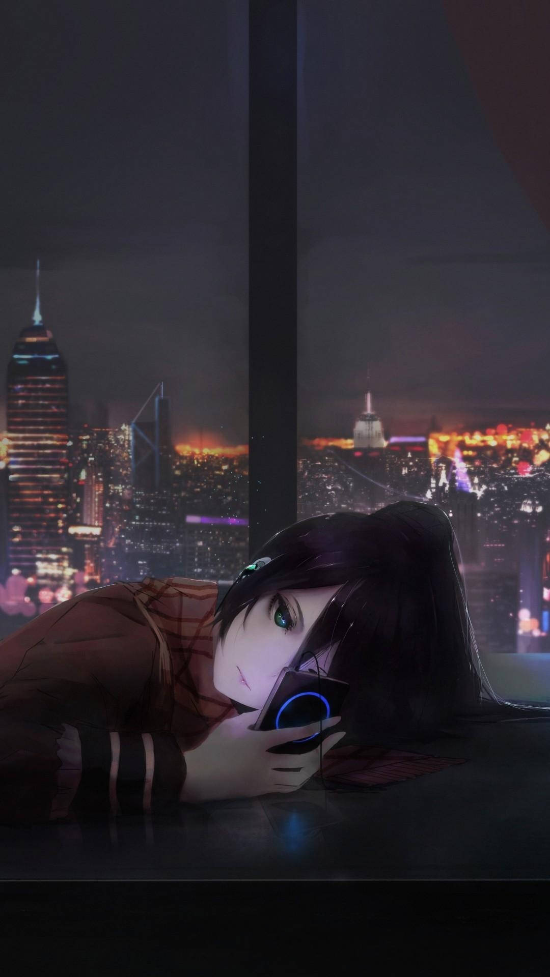 動漫女孩躺在窗邊，手持手機，背景是夜晚發光的城市景觀。