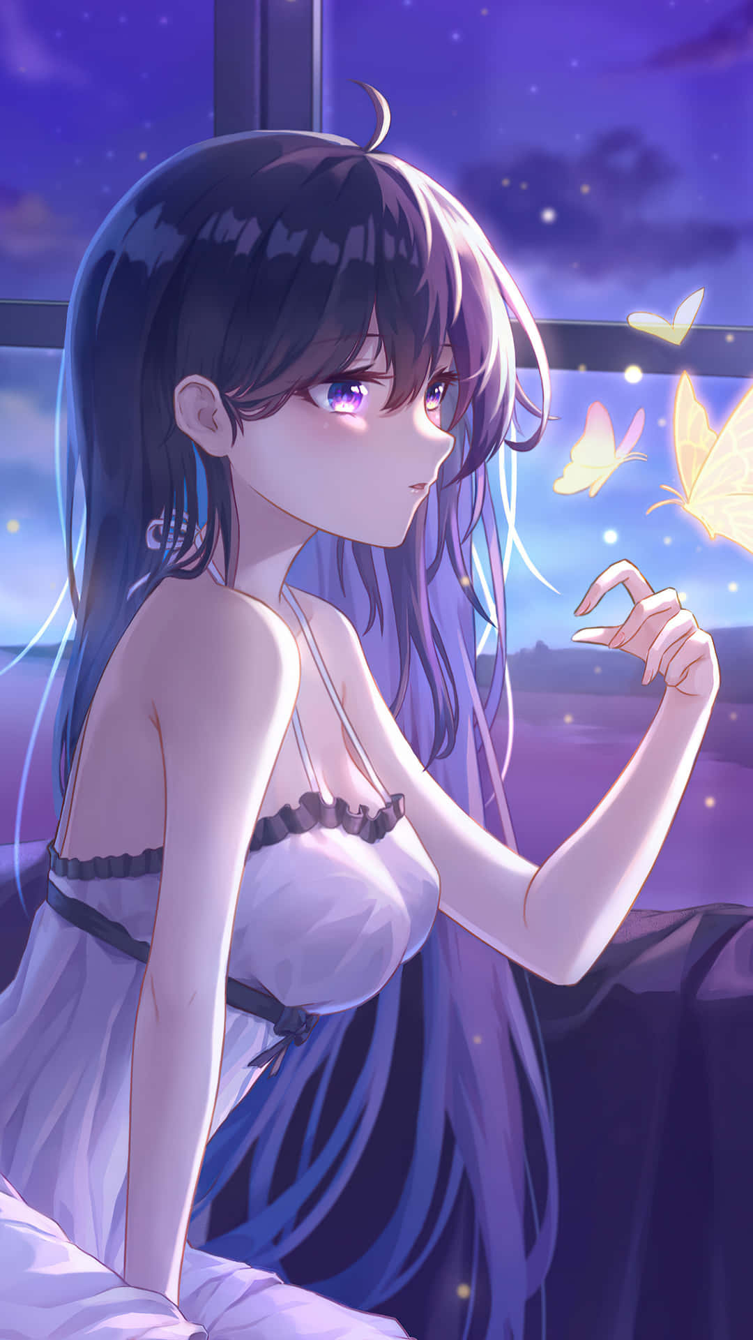 穿著睡衣的動漫女孩在暮色窗邊伸手觸碰發光蝴蝶。