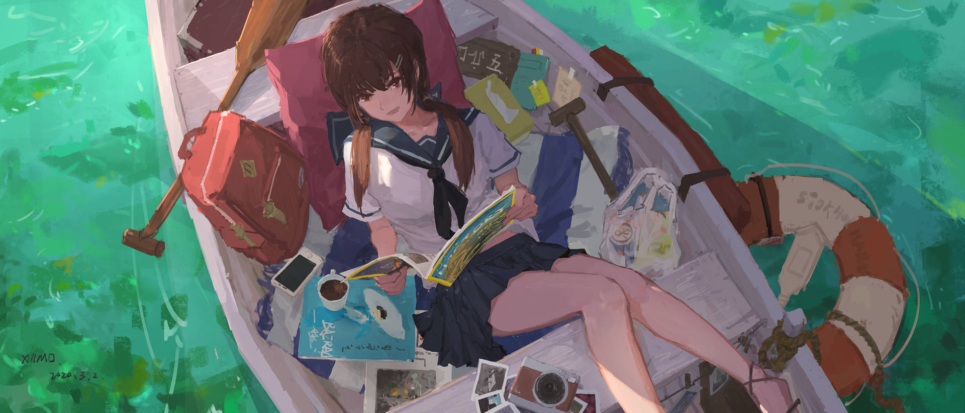 一個穿著水手服嘅女孩喺平靜嘅藍綠色水面上嘅小船入面睇緊書。