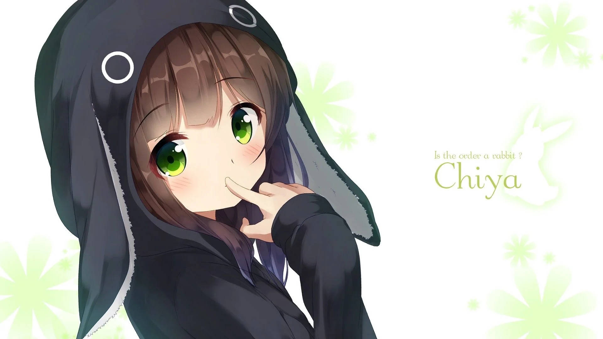 動漫少女連帽衫 花園千夜 壁紙 — 一個可愛的動漫女孩，綠色眼睛，穿著黑色兔子連帽衫，在柔和的綠色花卉背景前害羞地微笑。