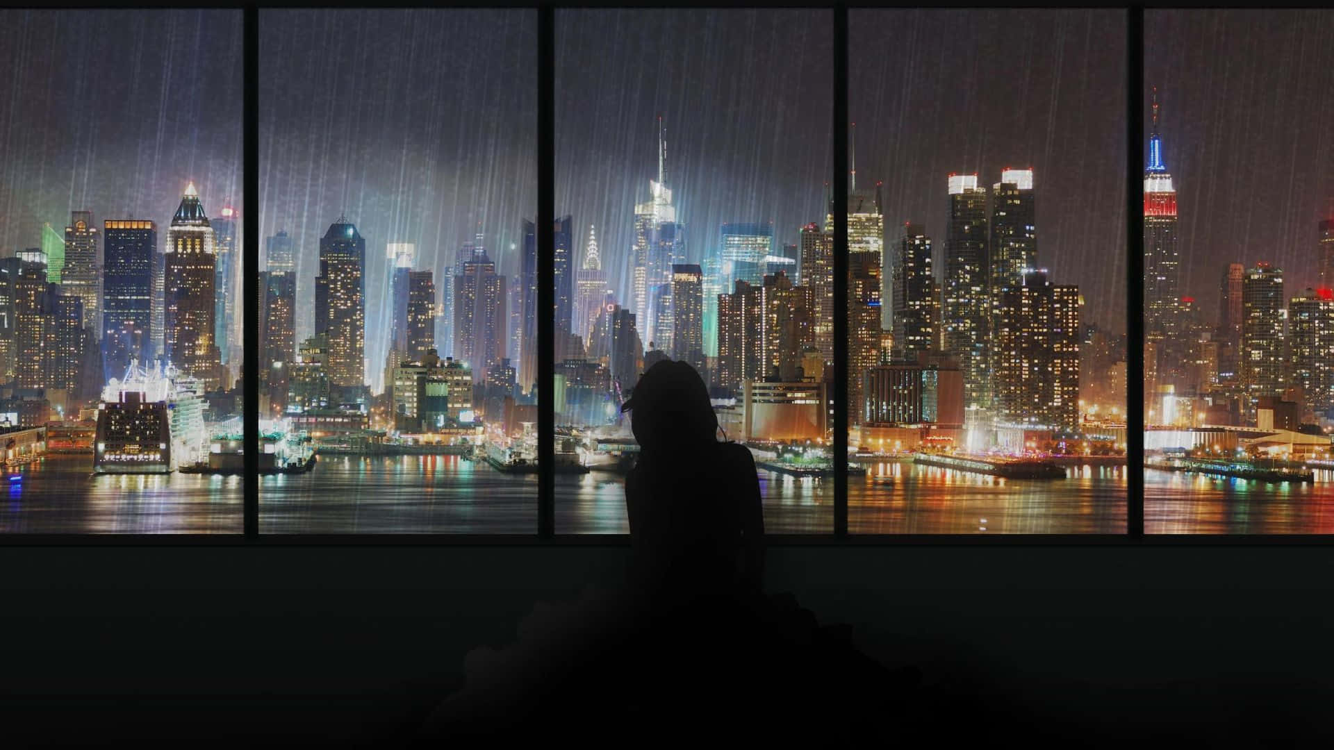 動漫少女雨中望城景觀背景 壁紙 — 一個孤獨的身影坐在雨痕斑斑的窗邊，凝視著夜晚充滿活力的霓虹燈城市景觀。