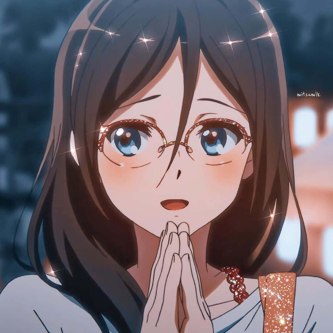戴眼鏡的動漫女孩雙手合十祈禱，周圍有閃爍的光芒。