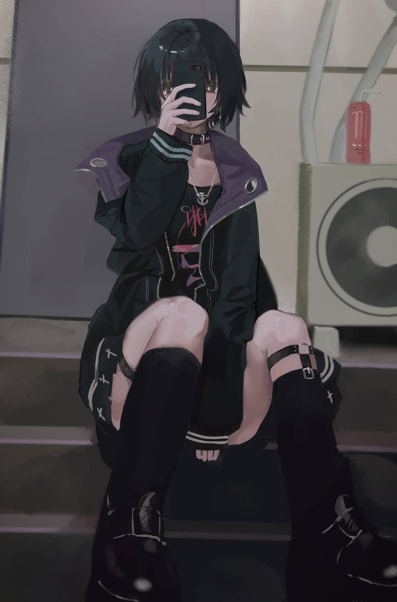 哥德裝扮的動漫女孩坐在樓梯上，將手機貼在臉上。