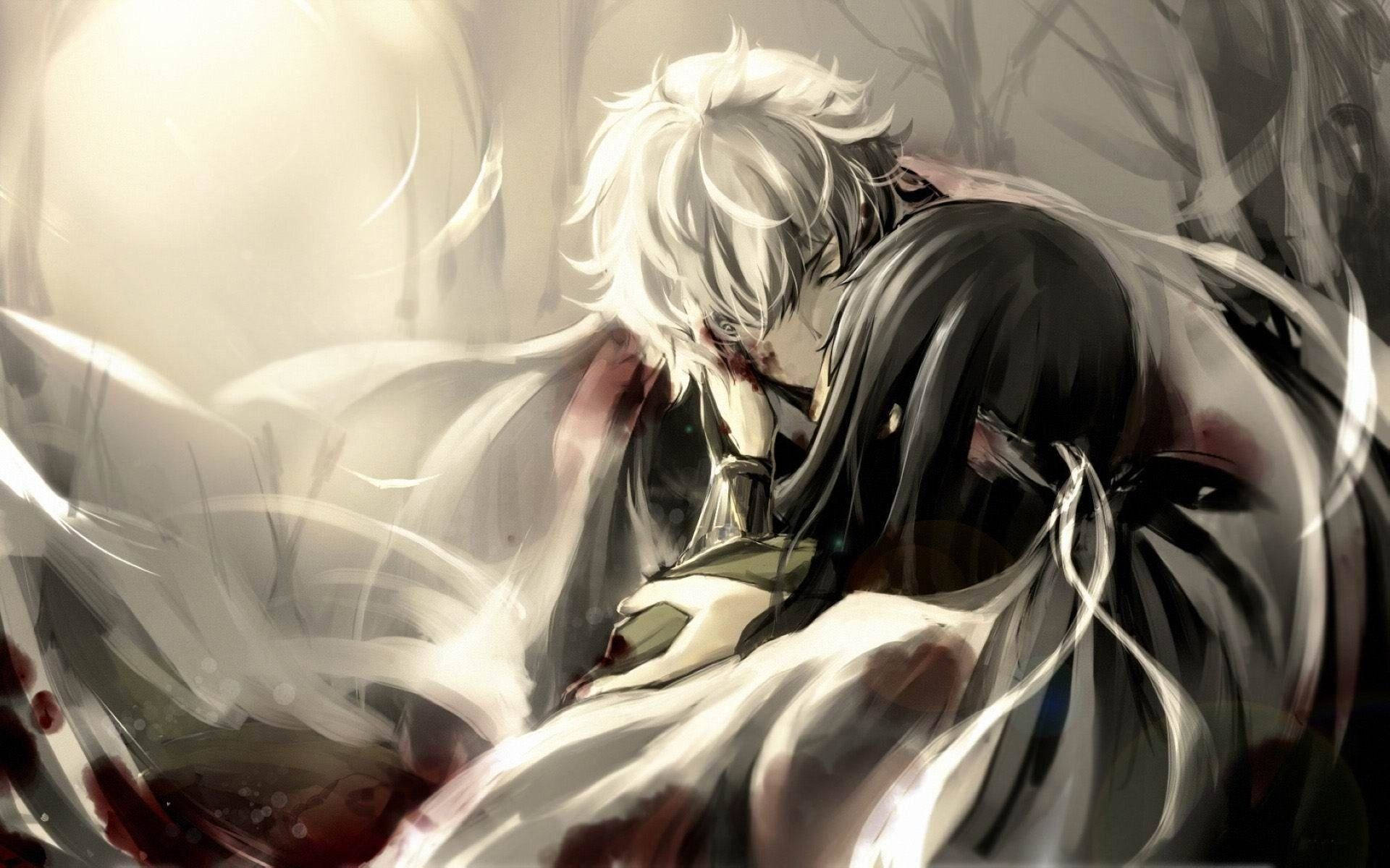 動漫擁抱與親吻 壁紙 — 一個戲劇性的動漫場景，白髮角色擁抱黑髮角色，周圍是旋轉的布料和血跡。