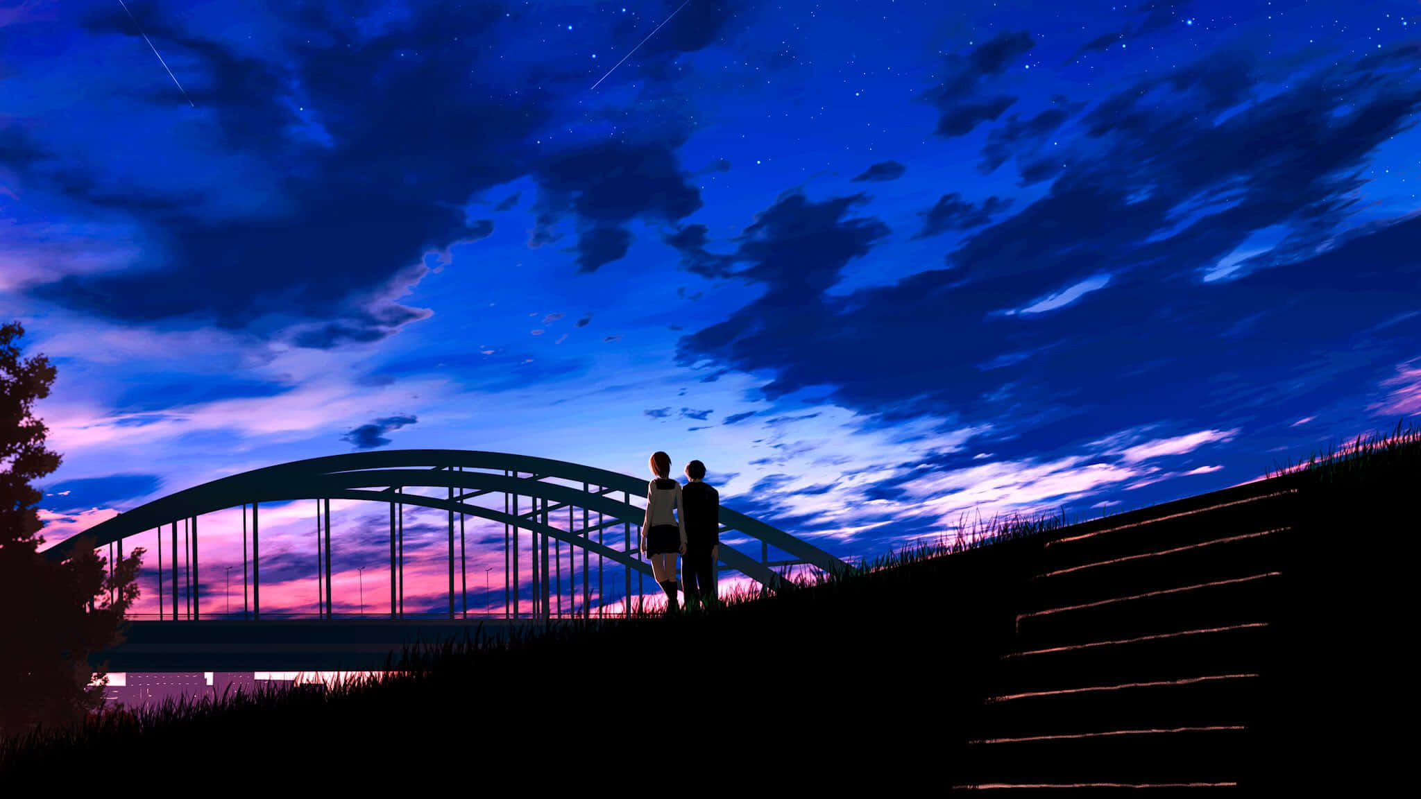 動漫橋樑夜景 壁紙 — 兩個剪影人物站在長滿草的山丘上，在黃昏時凝視著彎曲橋樑上方的星空。