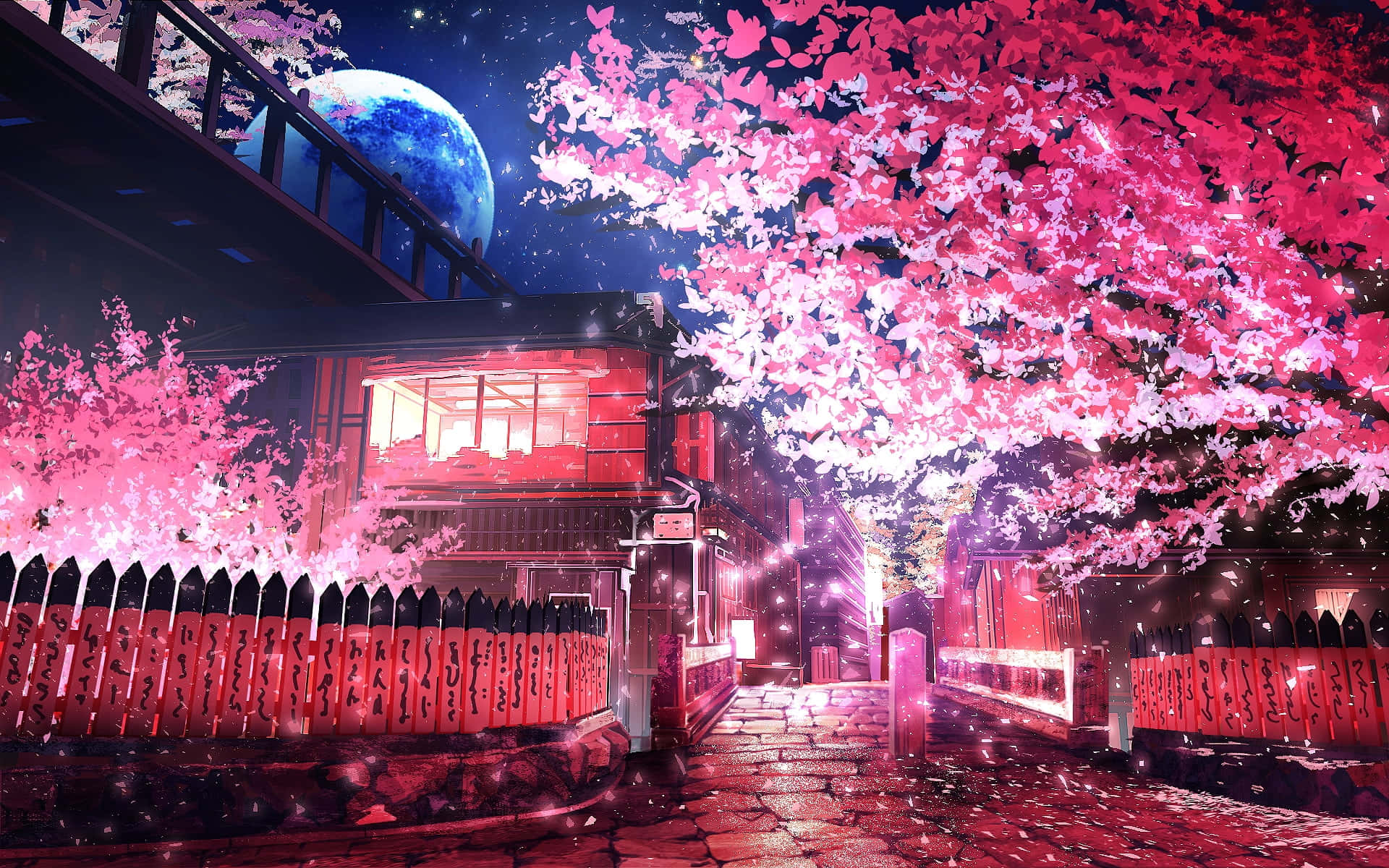動漫櫻花夜空背景 壁紙 — 一棵發光的粉紅色櫻花樹在傳統日本燈籠小巷上拱起，下方是巨大的藍色月亮。