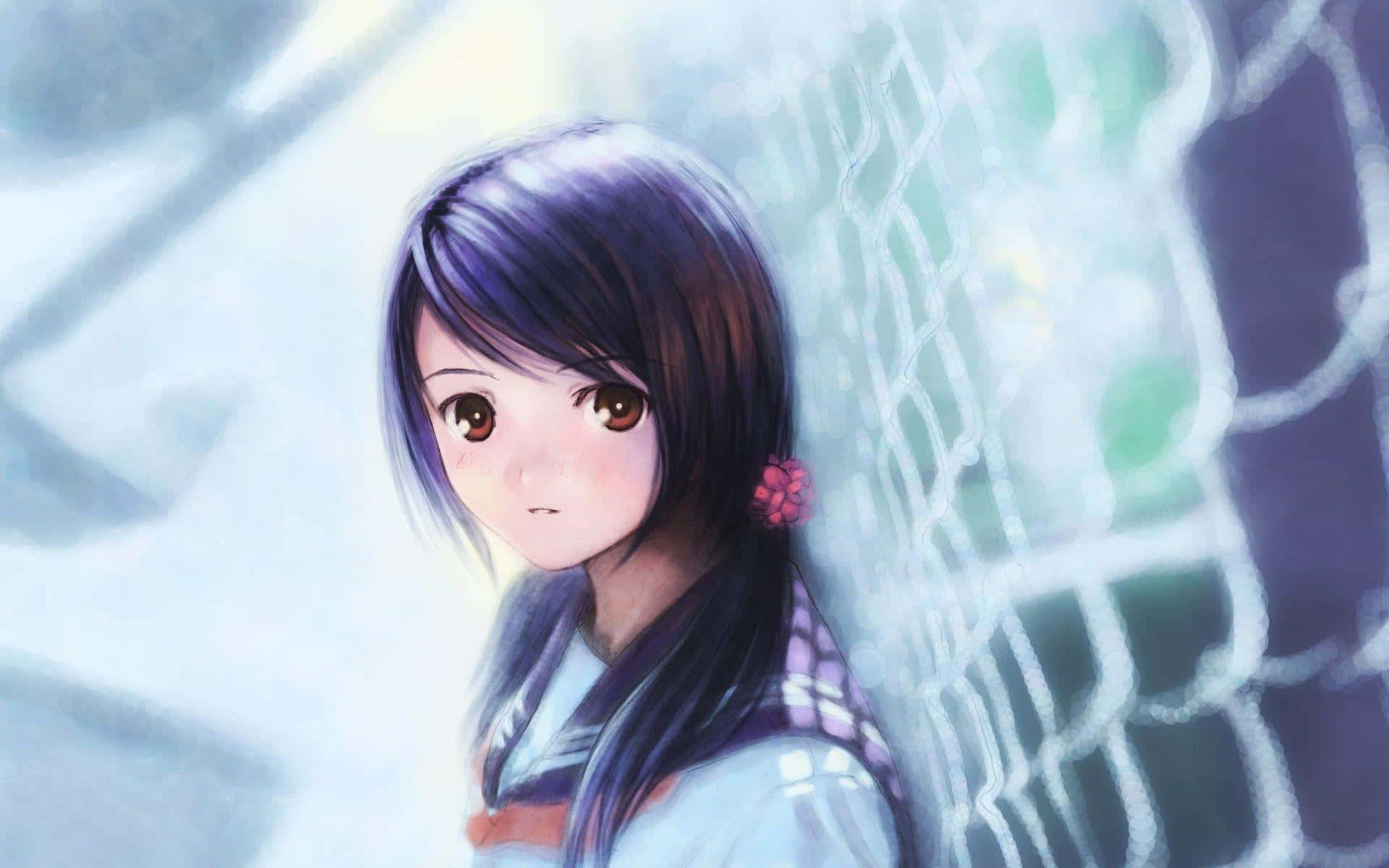 動漫獨自美麗少女圖 壁紙 — 一位年輕的動漫女孩，紫色頭髮，戴著粉紅色髮夾，在柔和的藍色和綠色光線中靠在鐵絲網圍欄上。