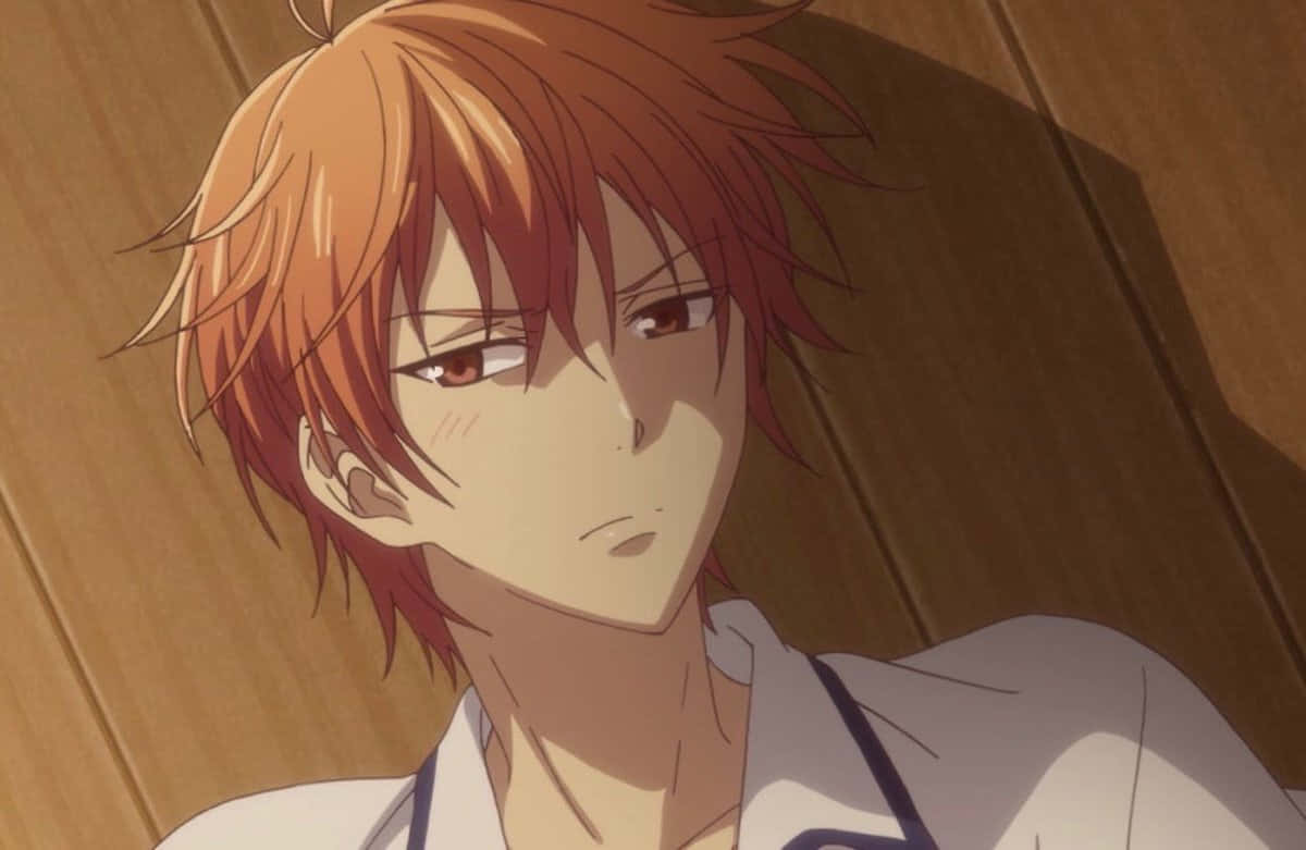 Kyo Sohma 桌布 壁紙 — 動漫男孩，一頭凌亂的橙色頭髮，表情嚴肅，躺在木地板上，沐浴在柔和溫暖的光線中。