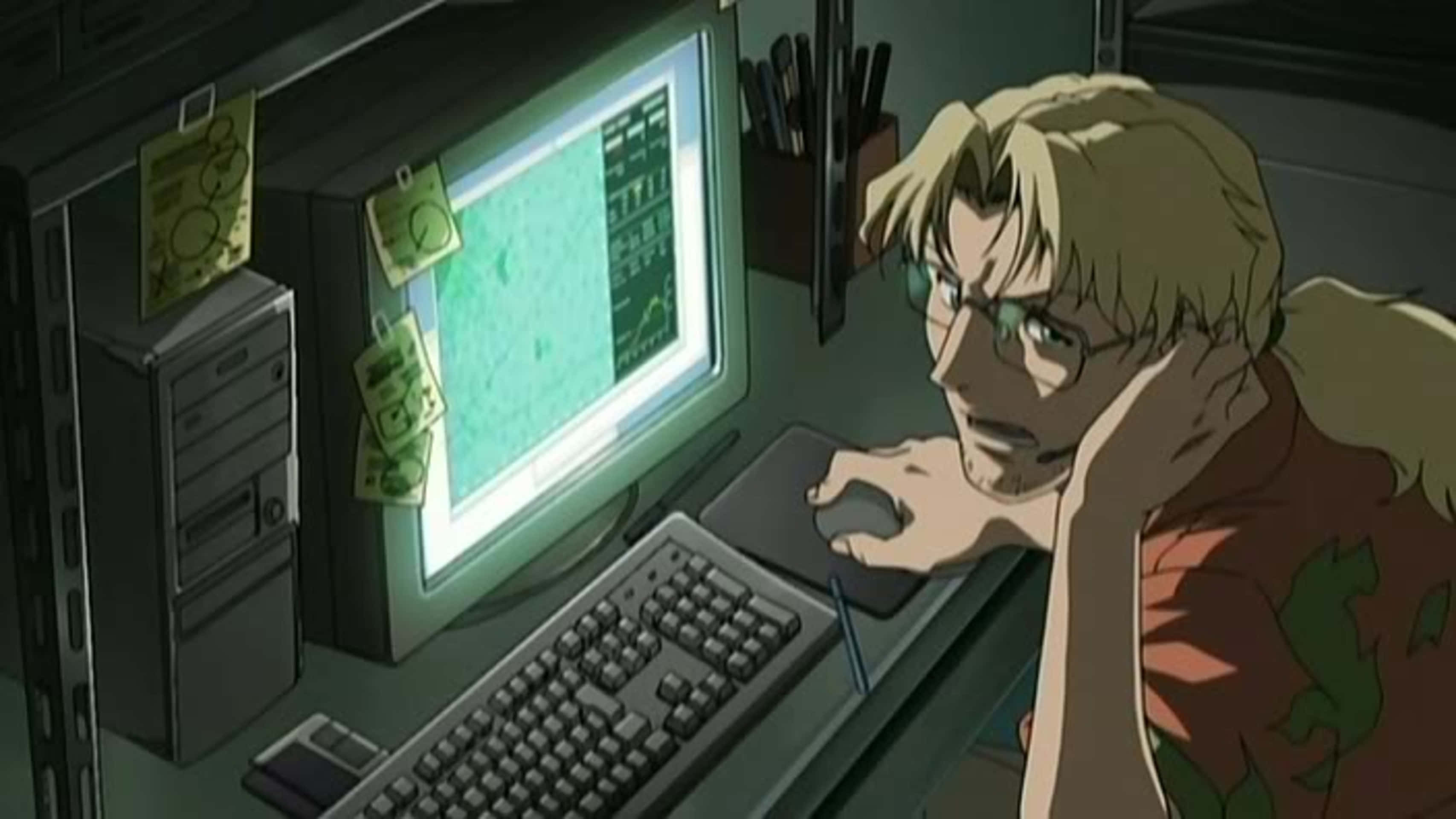 動漫男孩快樂地在電腦上遊戲 壁紙 — 一位金髮戴眼鏡的動畫男子在昏暗的房間裡，在雜亂的電腦桌前專注地工作。