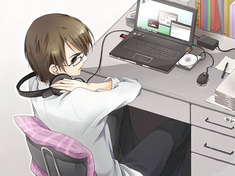 戴眼鏡和耳機的動漫男孩坐在桌子旁使用筆記本電腦。