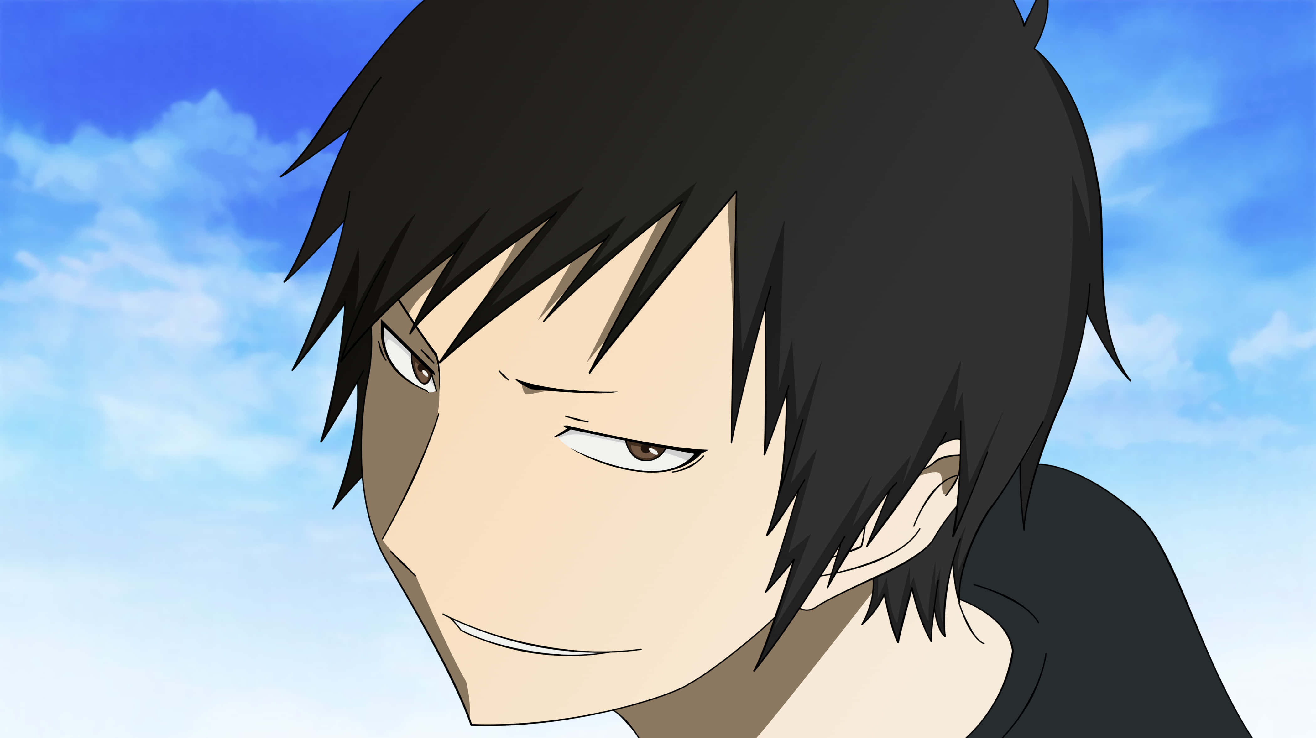 Izaya Orihara 桌布 壁紙 — 動漫男孩的特寫，他有刺刺的黑髮和一抹假笑，背景是明亮的藍天和蓬鬆的雲朵。