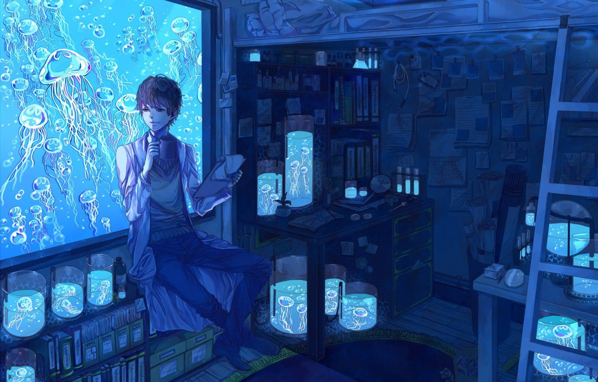 動漫男孩與水母水族箱 壁紙 — 一個年輕男子坐在一個雜亂的藍色燈光房間裡，周圍是發光的水母在罐子和水箱中。