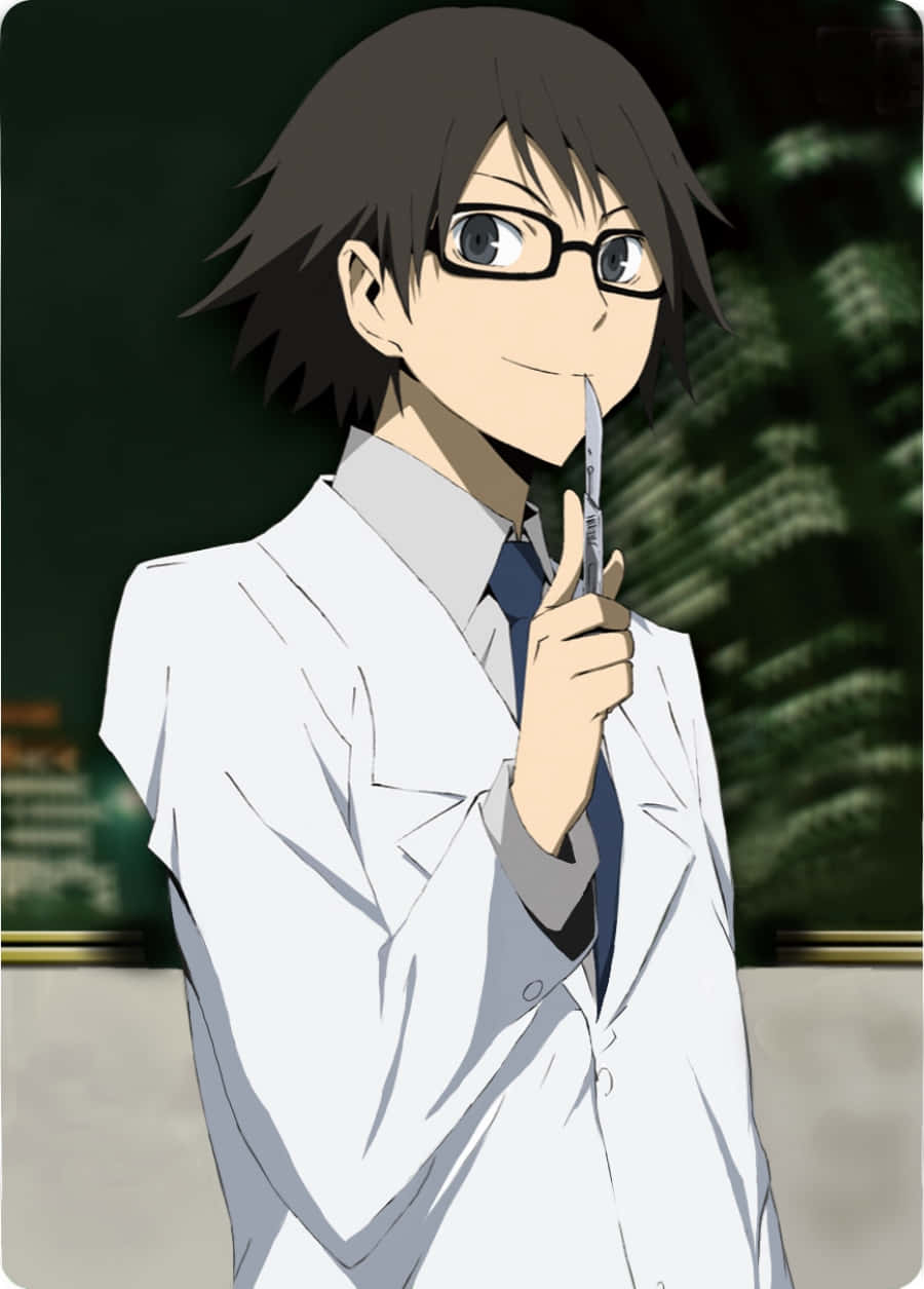 Shinra Kishitani 桌布 壁紙 — 動漫科學家身穿白色實驗袍，手持手術刀，在綠色樹葉背景下露出沉思表情。