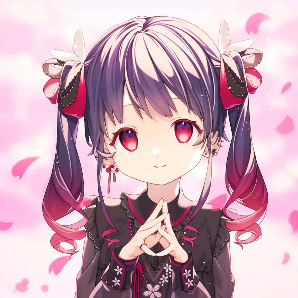 動漫美少女側臉照 壁紙 — 一個可愛的動漫女孩，紫色頭髮，紅色眼睛，在柔和的粉紅色櫻花背景下溫柔地微笑。