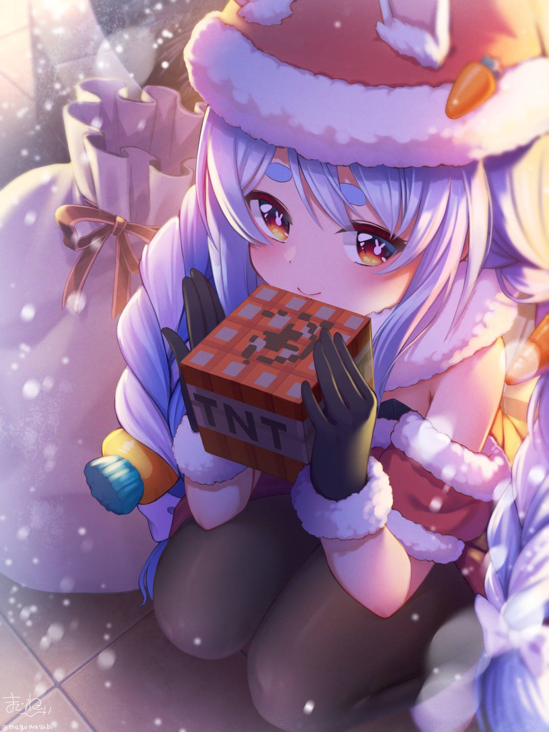 穿著聖誕服裝的動漫女孩，在雪中拿著TNT方塊。