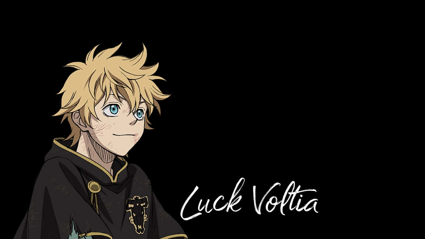 幸運·沃爾提亞 桌布 壁紙 — 動漫角色 Luck Voltia 擁有尖刺金髮和藍色眼睛，在黑色背景上微笑，下方寫有他的名字。