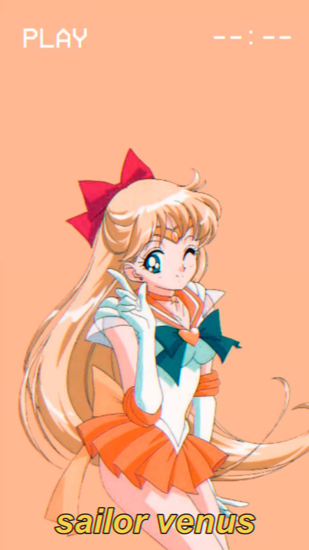 Sailor Venus 桌布 壁紙 — 動漫角色 Sailor Venus 在純蜜桃色背景和遊戲 UI 元素前開心地擺姿勢。