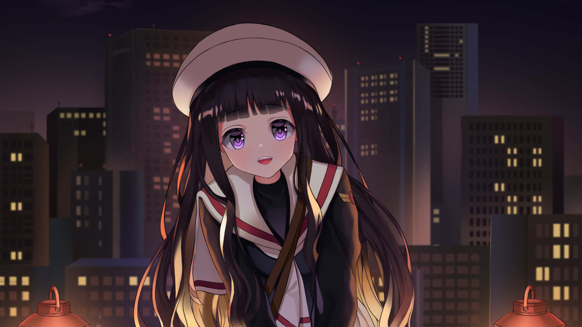 動漫角色 Tomoyo Daidouji 身著傳統服飾 壁紙 — 一個可愛的動漫女孩，紫色眼睛，戴著水手帽，在夜晚發光的城市天際線背景下溫柔微笑。