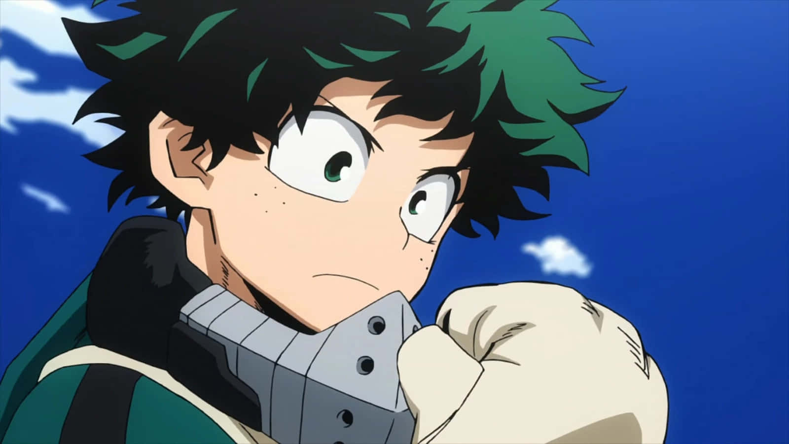 "Young hero Midoriya Izuku beating villains in the Entrance Exam Arc" 壁紙 — 動漫角色，擁有尖刺的綠色和黑色頭髮，在藍天白雲下握緊拳頭。