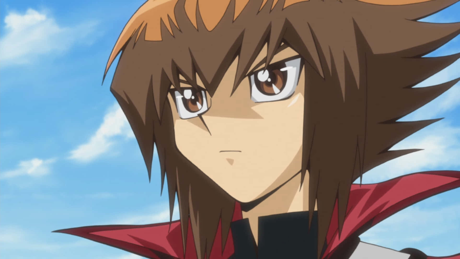 Jaden Yuki 桌布 壁紙 — 動漫角色，棕色的刺蝟頭和紅色斗篷，在藍天白雲下專注地凝視。