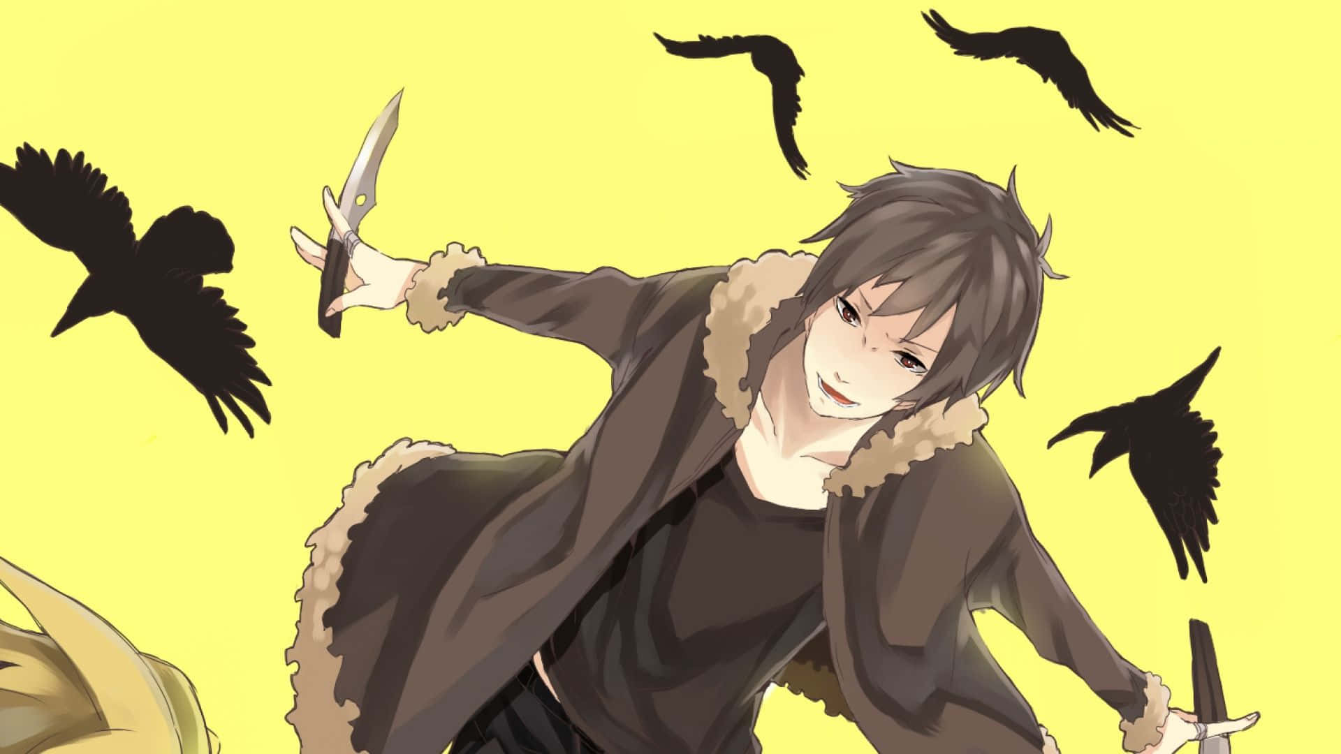 Izaya Orihara 桌布 壁紙 — 動漫角色，深色頭髮，穿著毛領外套，手持刀具，黑色烏鴉在明亮的黃色背景周圍飛翔。