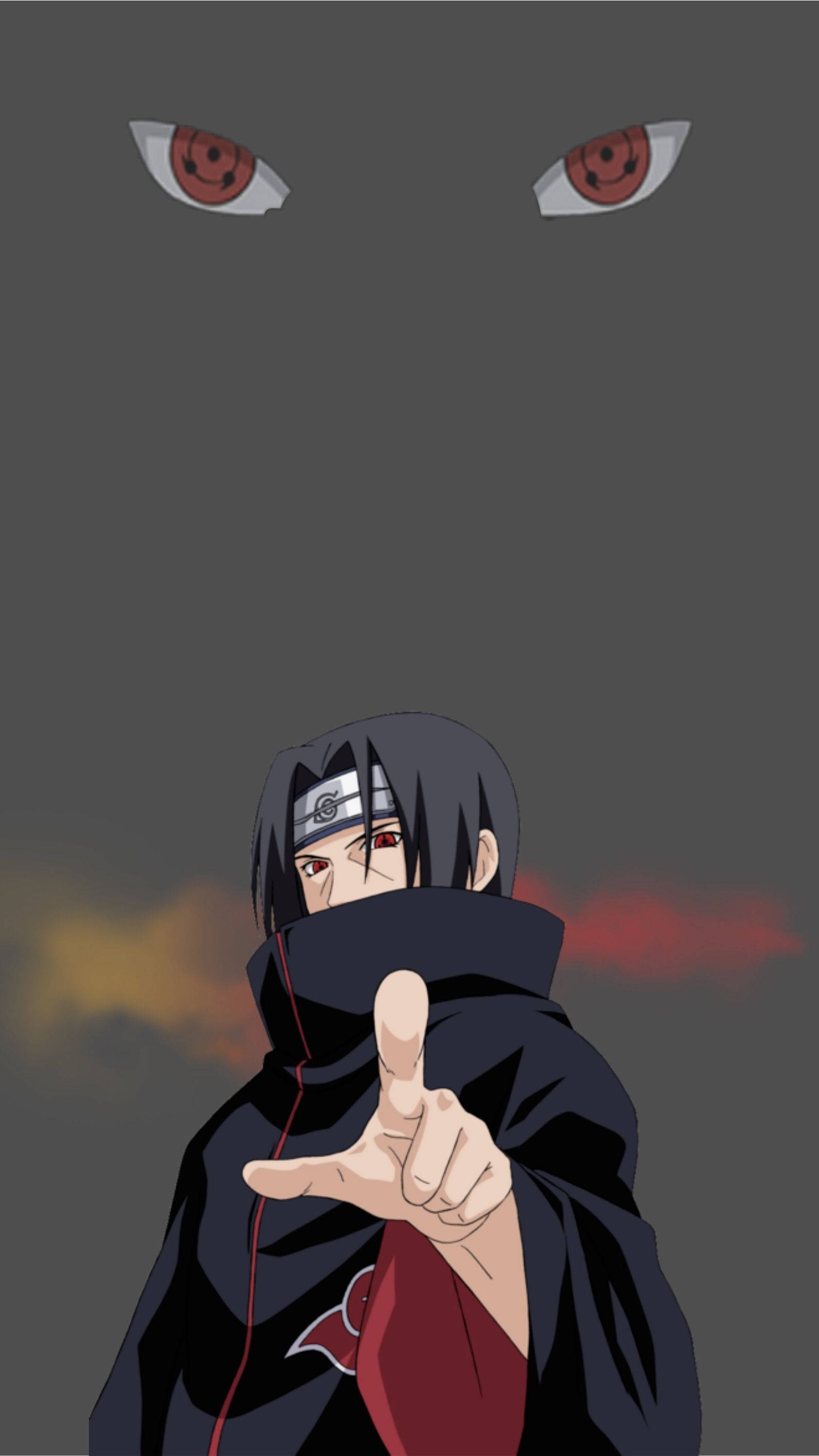 Itachi 桌布 壁紙 — 動漫角色，紅眼黑斗篷，在深灰色天空下向前指，上方有發光的紅眼。