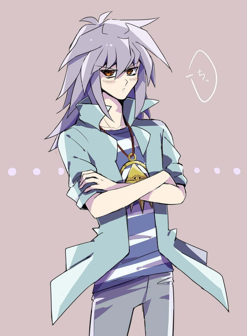 Yami Bakura 桌布 壁紙 — 動漫角色，紫色尖髮，雙臂交叉，身穿淺藍色外套，內搭條紋襯衫，佩戴金色吊墜，背景為柔和粉紅色。