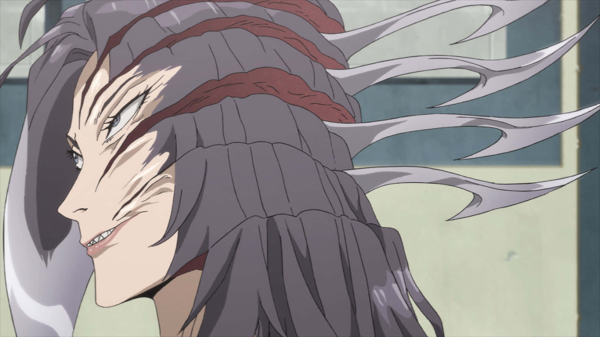 Parasyte 桌布 壁紙 — 動漫角色，長長的灰色頭髮帶有紅色條紋和鋒利的銀色尖刺，在柔和的背景中側面微笑。