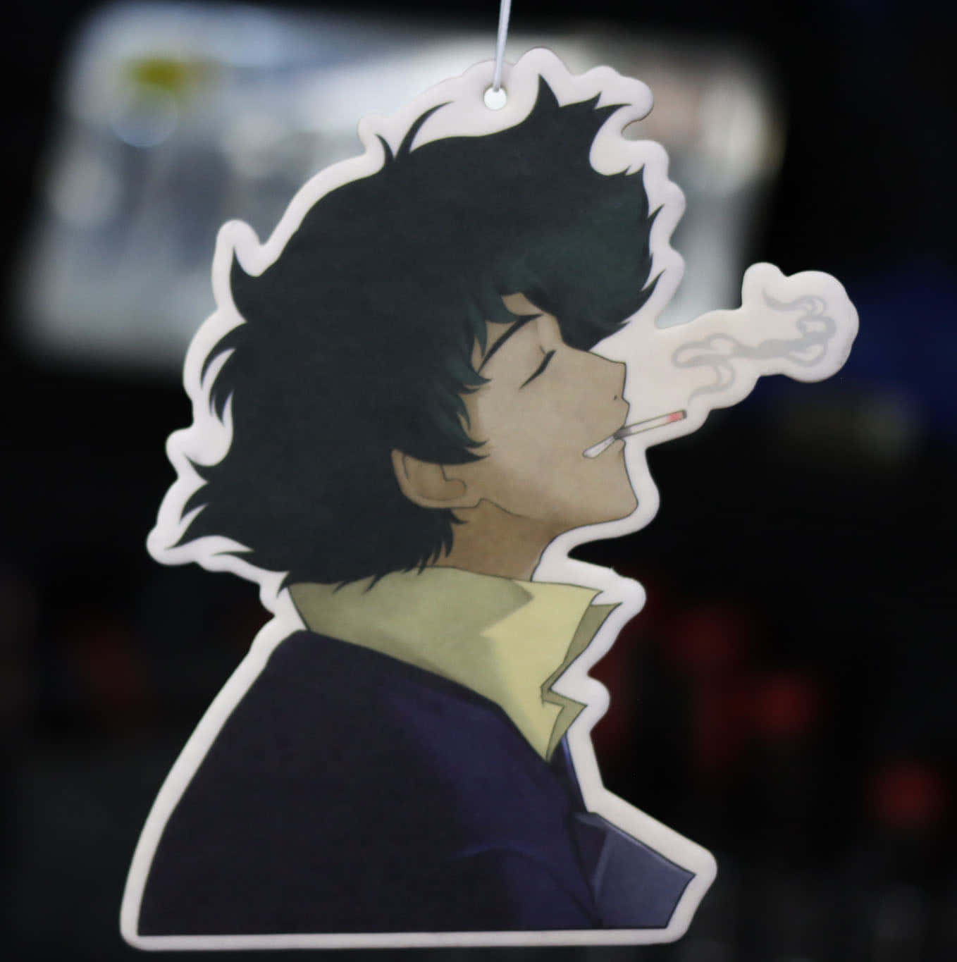 Spike Spiegel 桌布 壁紙 — 動漫角色，黑色刺蝟頭，側面抽煙，描繪成掛在車上的空氣清新劑。