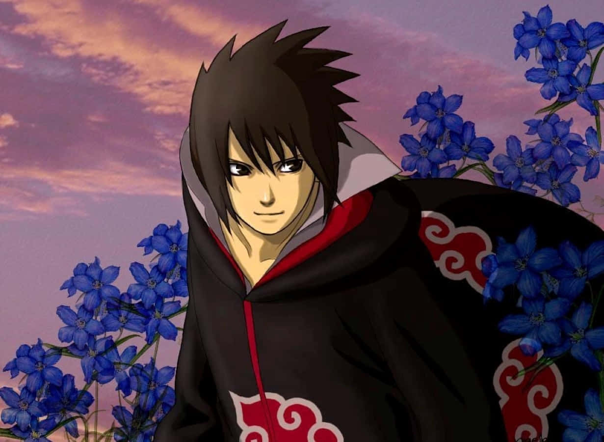 Akatsuki Sasuke 桌布 壁紙 — 動漫角色，黑色刺蝟頭，身穿紅色雲紋斗篷，站在藍色花叢中，背景是粉紫色夕陽天空。