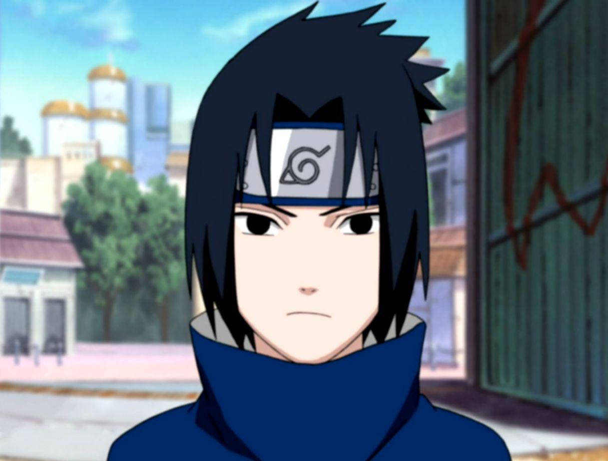 sasuke uchiha 4K 桌布 壁紙 — 動漫角色，黑色刺蝟頭，身穿藍色斗篷，站在陽光普照的城市街道上，背景有建築物和樹木。
