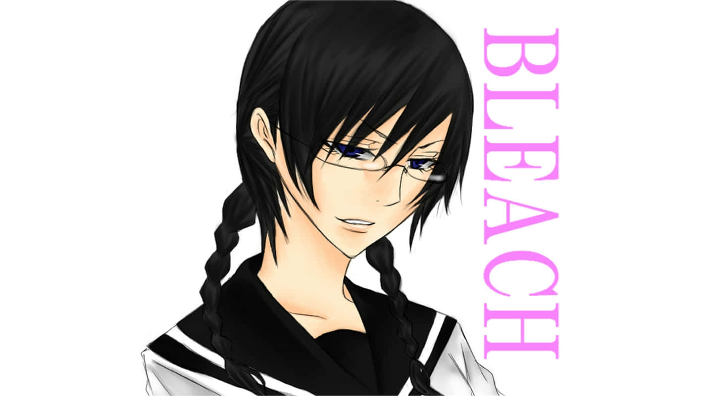 Lisa Yadomaru 桌布 壁紙 — 動漫角色，黑色辮子頭髮，戴眼鏡，穿著黑白制服，白色背景上有粉紅色Bleach文字。