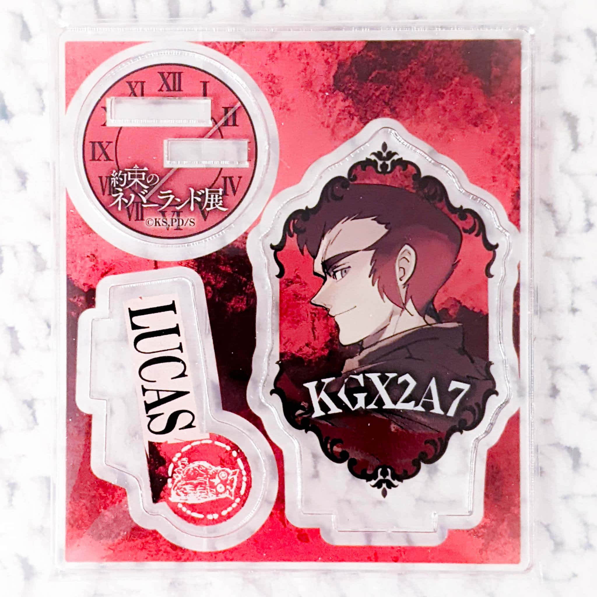 The Promised Neverland Lucas 桌布 壁紙 — 動漫角色Lucas亞加力鎖匙扣套裝，配有華麗框架和紅色大理石背景。