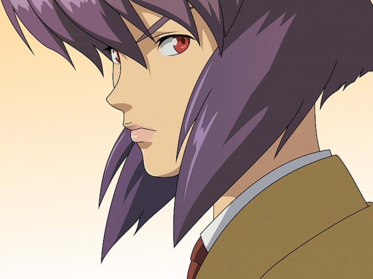 Motoko Kusanagi 桌布 壁紙 — 動漫角色側面特寫，紫色頭髮、紅色眼睛，背景為柔和米色。