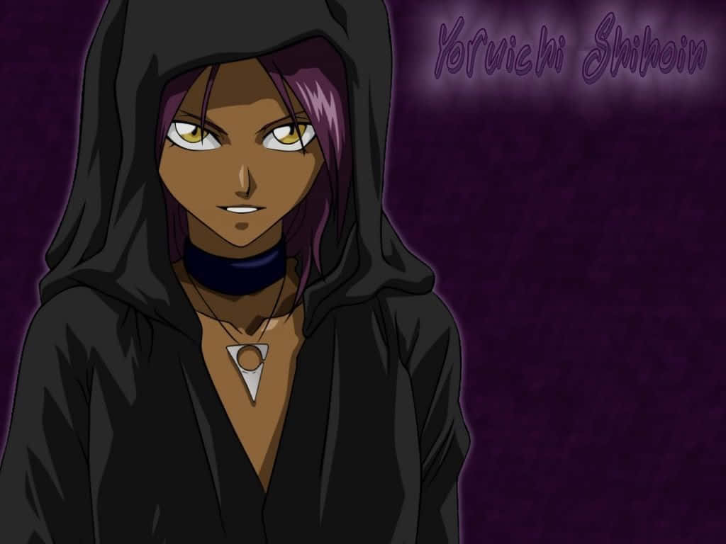 Yoruichi Shihoin 桌布 壁紙 — 動漫角色四楓院夜一穿著深色連帽斗篷，在紫色背景上閃爍著黃色眼睛。