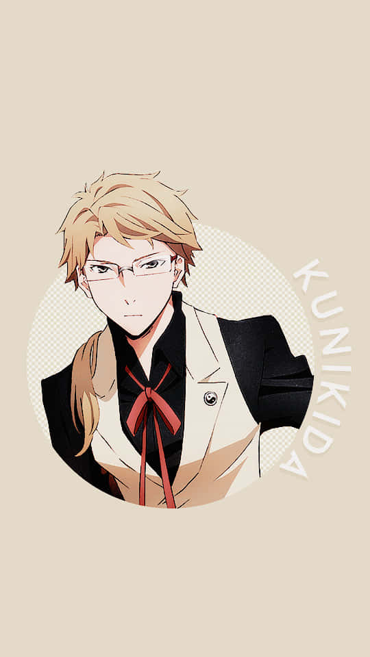 Kunikida 桌布 壁紙 — 動漫角色國木田，金髮戴眼鏡，在米色圓圈內，背景為柔和米色。