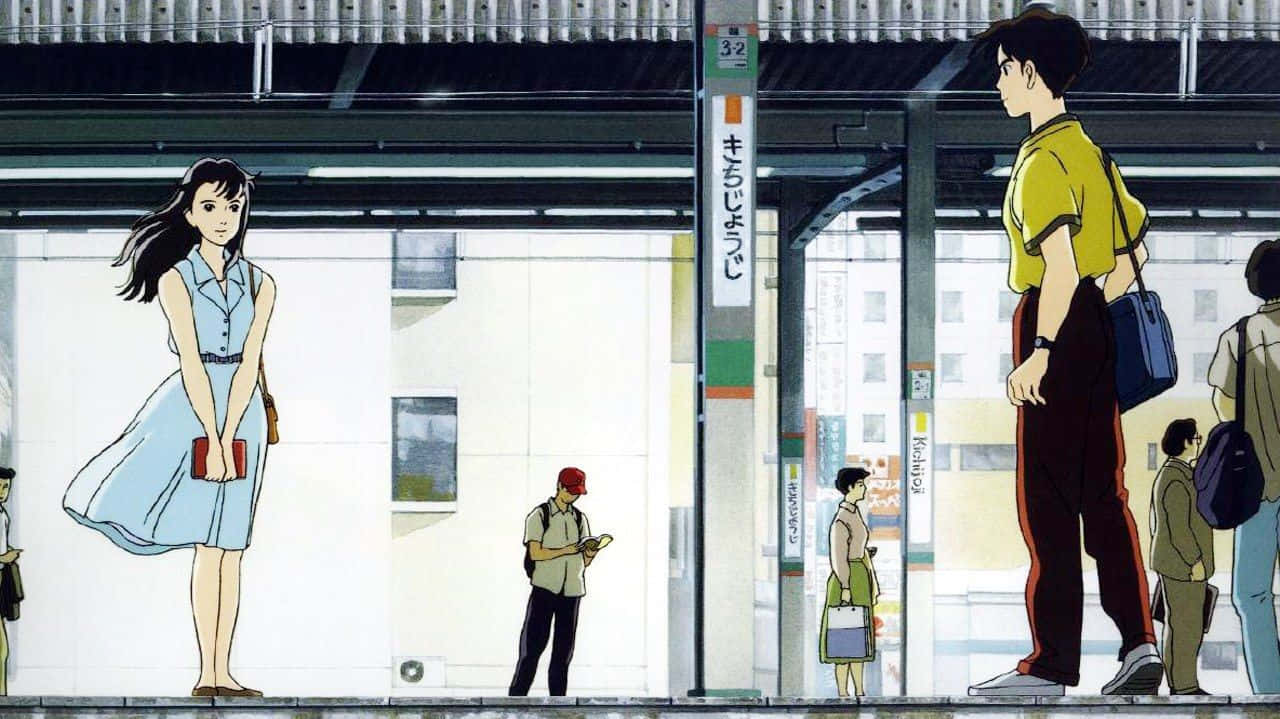 Studio Ghibli Ocean Waves 桌布 壁紙 — 動漫角色在明亮的車站燈光下，於繁忙的日本地鐵月台等候。