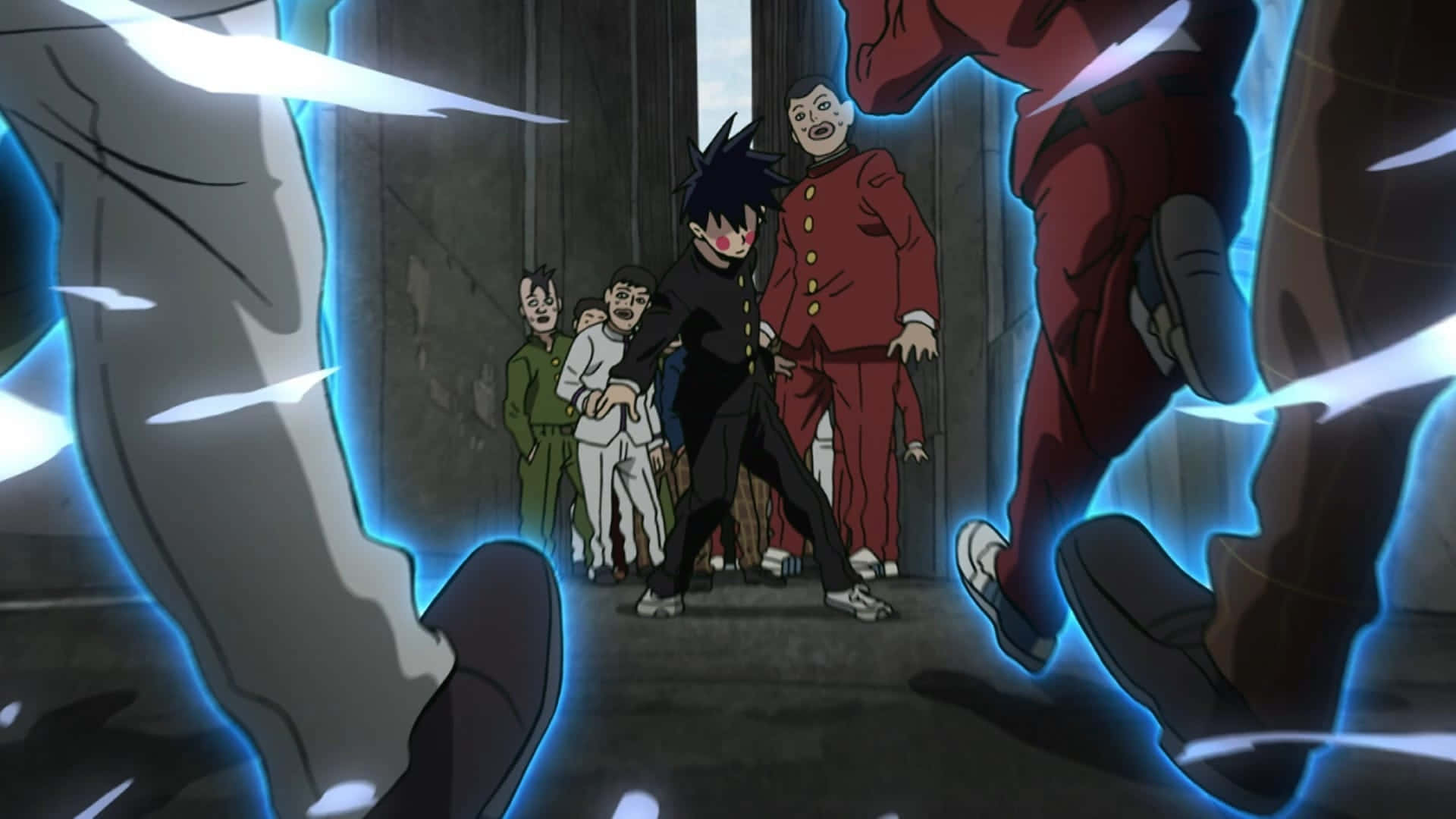 Mob Psycho 桌布 壁紙 — 動漫角色在昏暗的走廊中對峙一個威脅性的身影，周圍環繞著發光的藍色能量刃。
