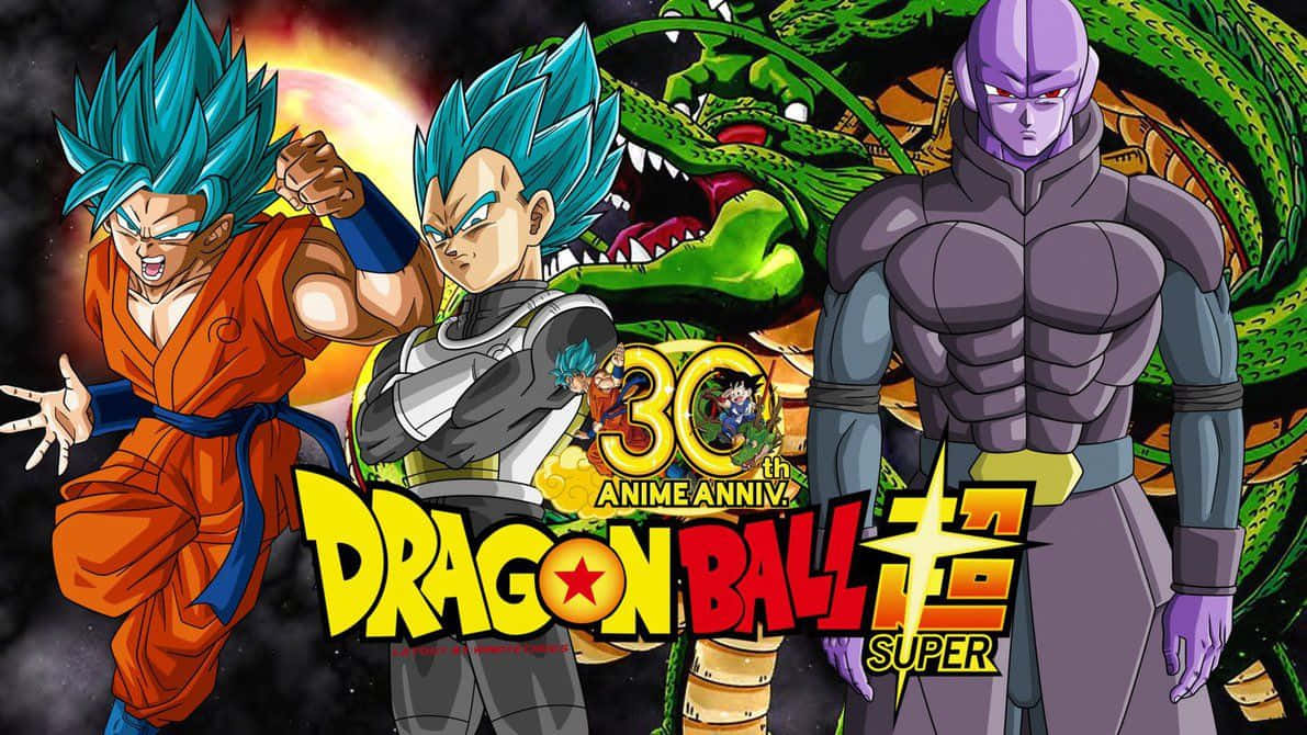 Dragon Ball Super Universe 6 桌布 壁紙 — 動漫角色悟空和比達以超級賽亞人藍形態，在宇宙背景下與綠色神龍和菲利薩英勇擺姿勢。