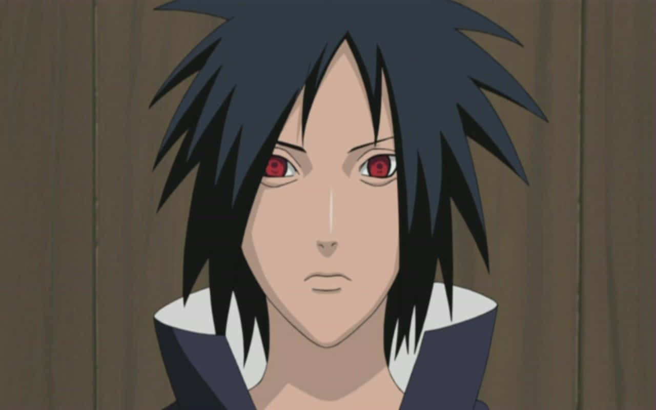 Izuna Uchiha 桌布 壁紙 — 動漫角色擁有尖刺黑髮和發光的紅眼睛，在木質背景下強烈凝視。