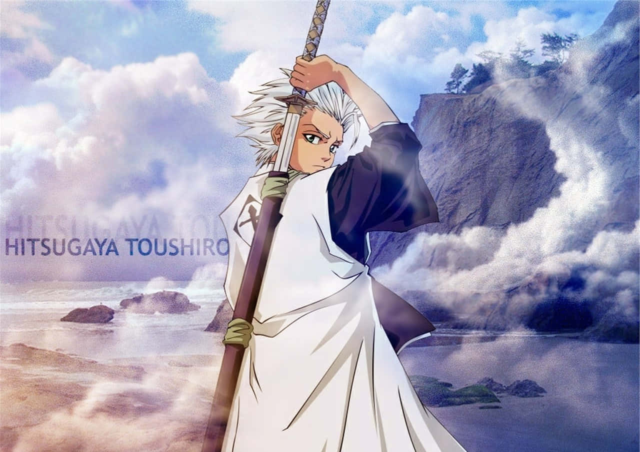 Toshiro Hitsugaya 桌布 壁紙 — 動漫角色日番谷冬獅郎在陰天背景下，以戲劇性的海岸懸崖為背景，手持劍擺出姿勢。