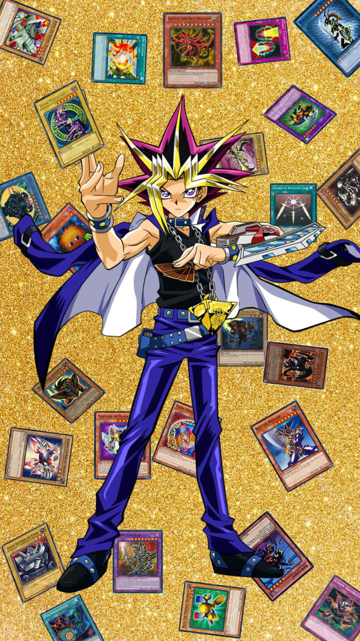 Yugi Muto 桌布 壁紙 — 動漫角色武藤遊戲自信地站立，被漂浮的遊戲王集換式卡牌包圍，背景是閃爍的金色。