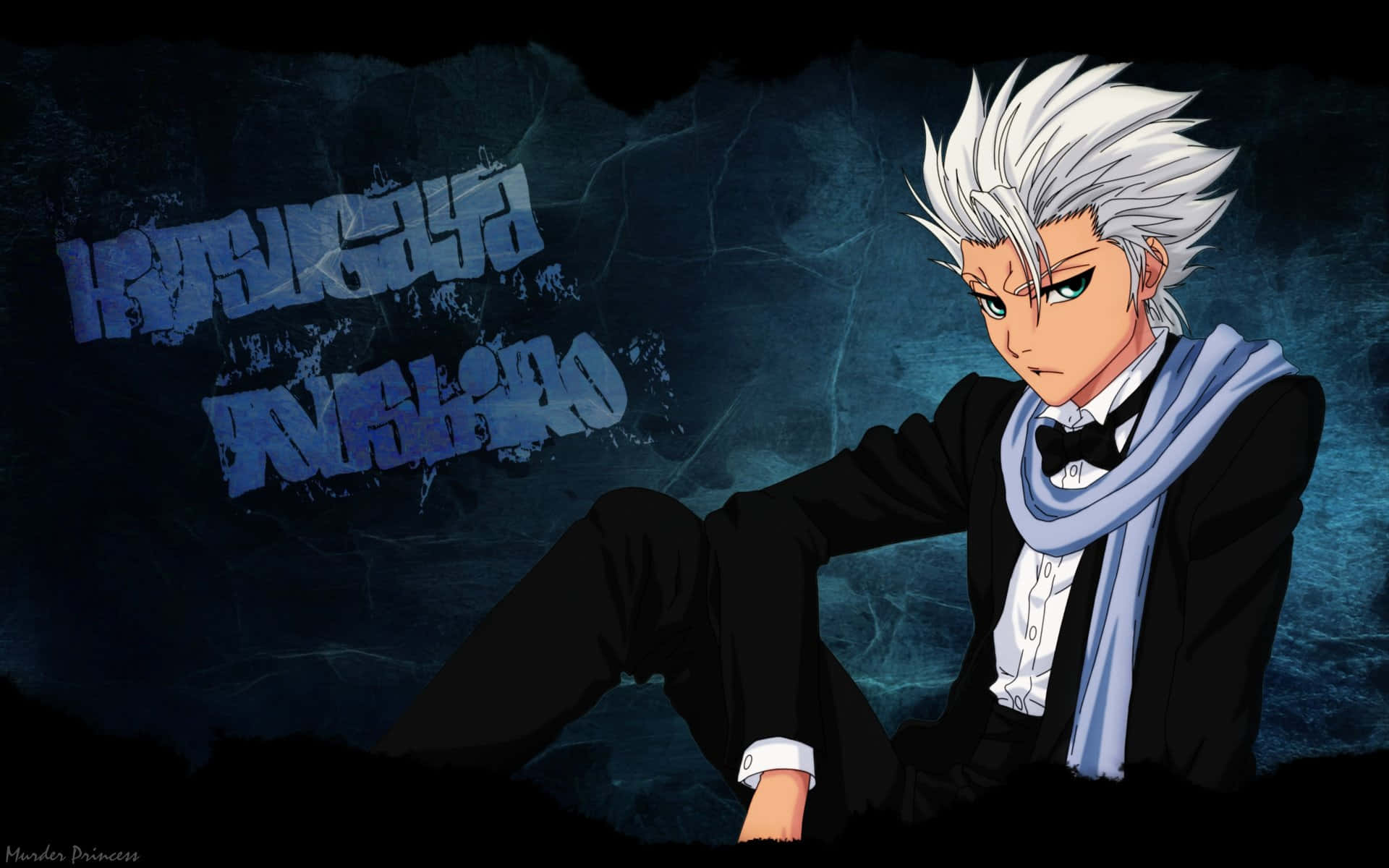 Toshiro Hitsugaya 桌布 壁紙 — 動漫角色浦原喜助身穿黑色西裝配藍色圍巾，自信地坐在深藍色紋理背景前。
