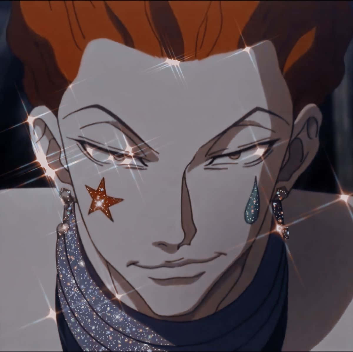 hisoka 桌布 壁紙 — 動漫角色特寫，擁有橙色頭髮、星星紋身和淚滴耳環，周圍環繞著閃爍的光芒。