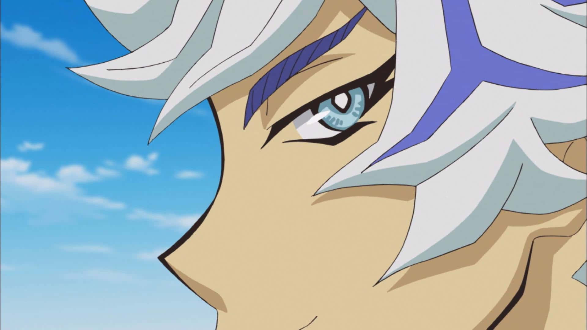 Ryoken Kogami 桌布 壁紙 — 動漫角色特寫，擁有銳利的藍色眼睛和尖刺般的白色頭髮，背景是明亮的藍天。